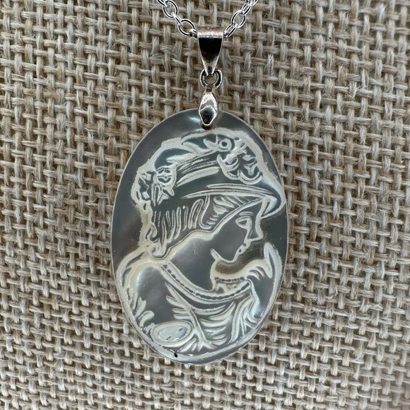 Oval Cameo Shell Pendant Woman Carving on Silver Chain - Picture 3 of 16